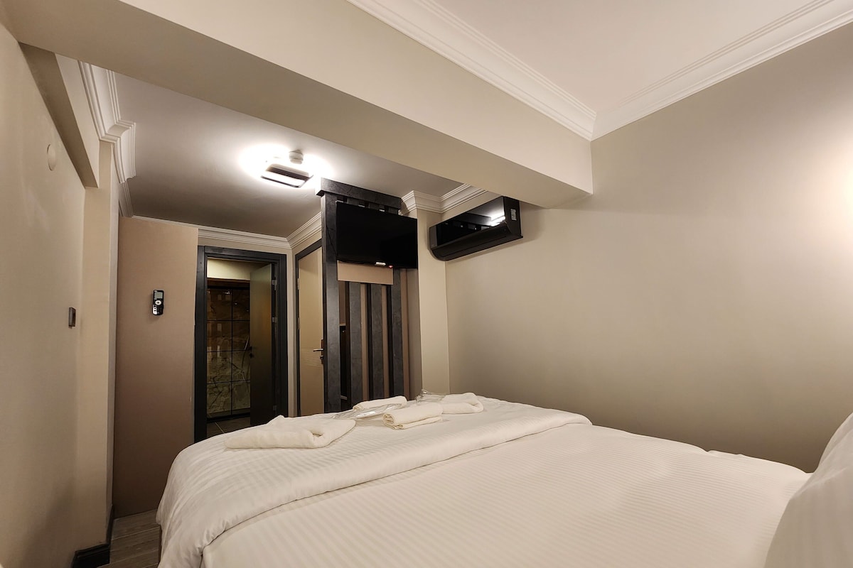 Quarto econômico | Espaço de trabalho para notebook, cortinas blackout