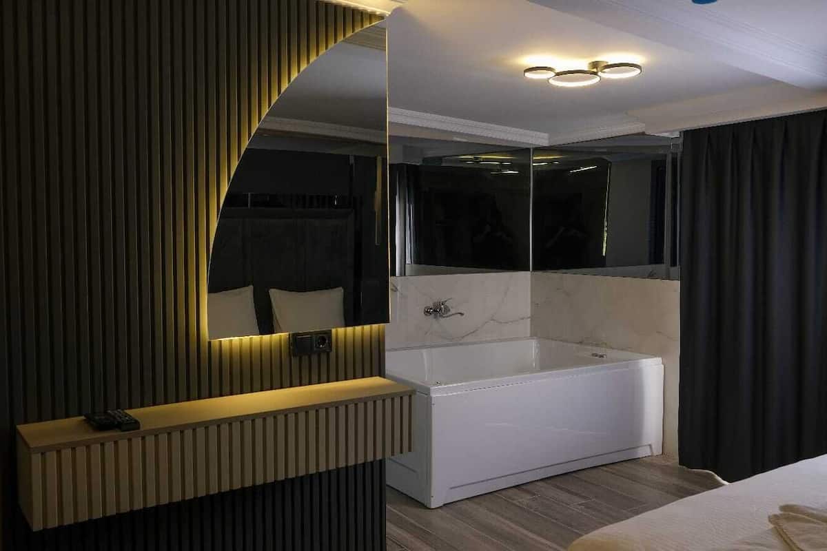 Phòng Suite Tiêu chuẩn | Khu vực làm việc phù hợp cho laptop, màn/rèm cản sáng 