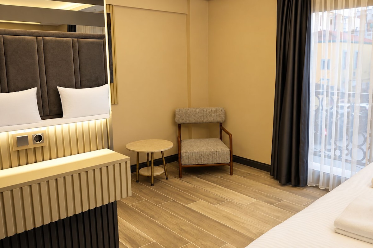 Comfort Room | Laptop workspace, blackout drapes, iron/ironing board (on request)