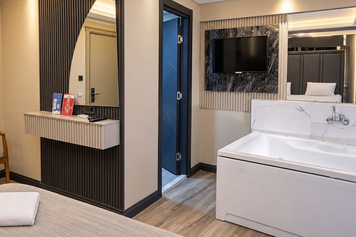 Standard Suite | Laptop workspace, blackout drapes, iron/ironing board (on request)