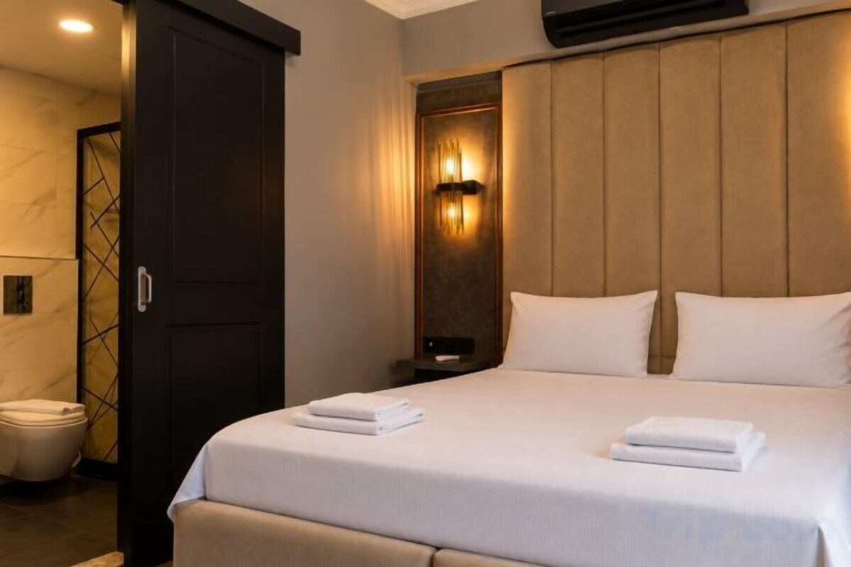Espacio para trabajar con laptop y cortinas blackout