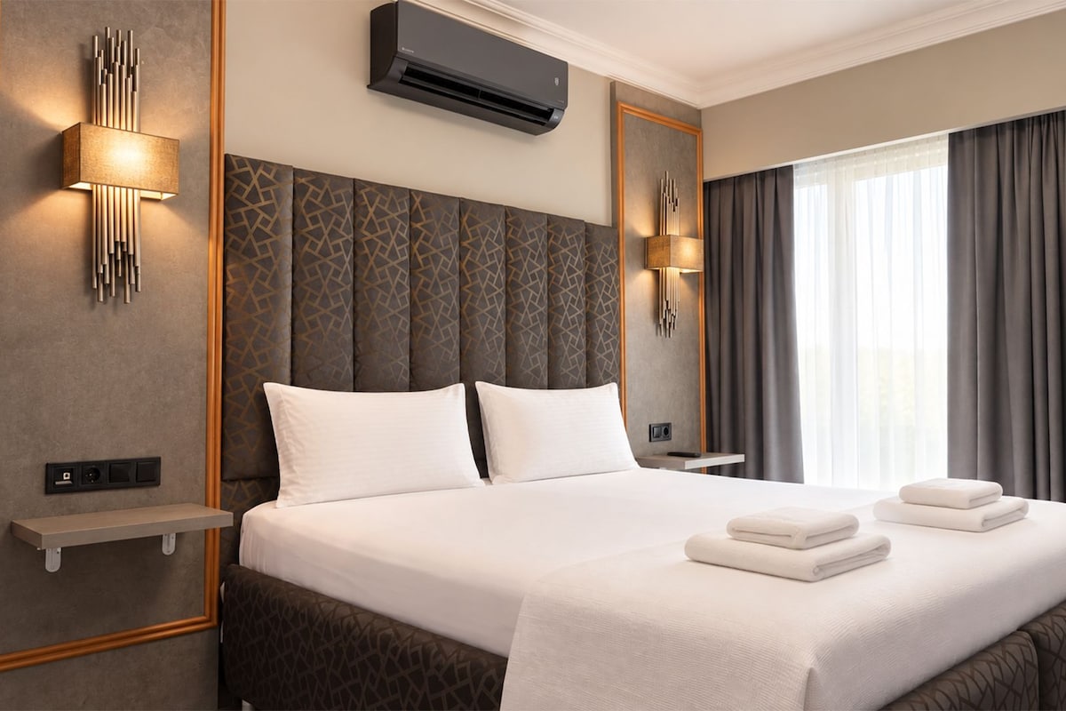 Deluxe Room | Laptop workspace, blackout drapes, iron/ironing board (on request)