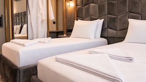 Standart Twin | Laptop workspace, blackout drapes, iron/ironing board (on request) - Talles City Hotel (Izmir)