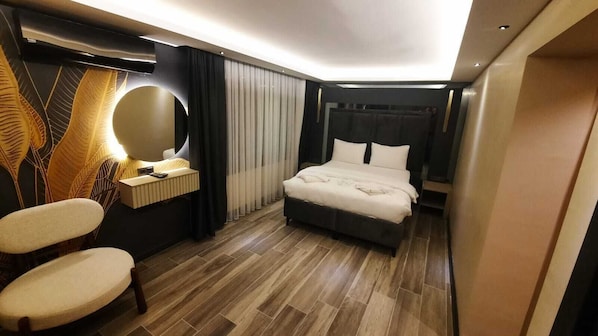 Kamar Bisnis | Ruang kerja ramah laptop, tirai kedap cahaya, dan setrika/meja setrika