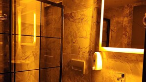 Quarto design | Banheiro | Secador de cabelo, chinelos, toalhas de banho, sabonete