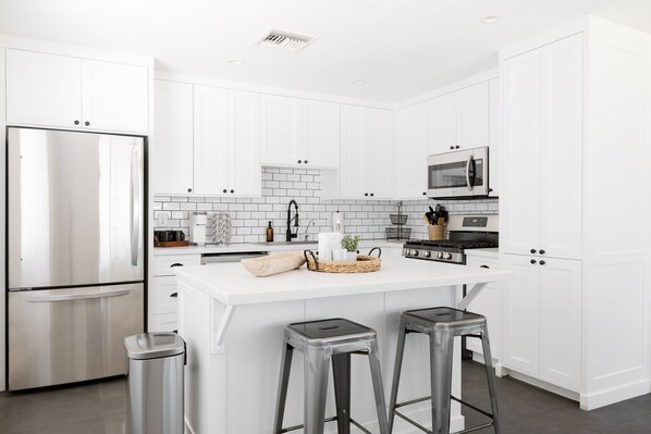 Refrigerador, microondas, horno y parrilla de estufa 