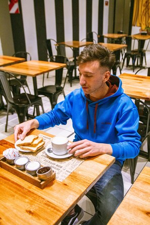 Free daily full breakfast - Lomas Apart Hotel (Mendoza)