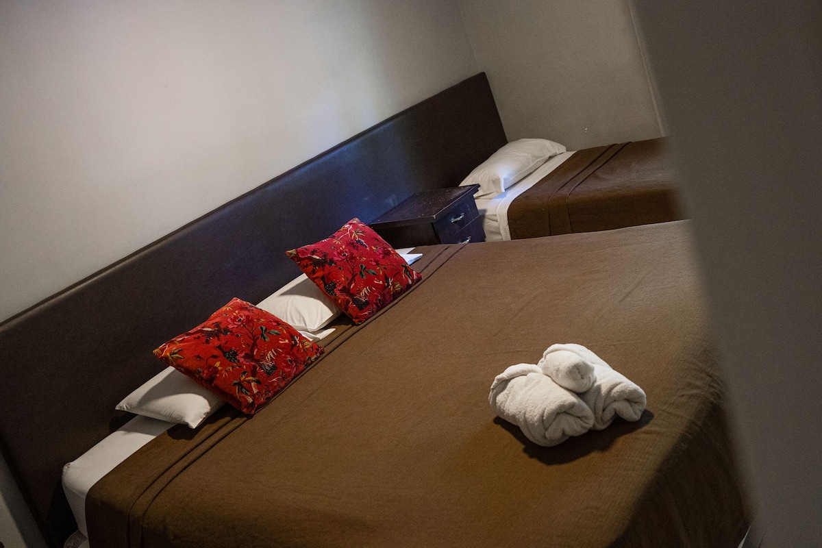 Habitación cuádruple superior, varias camas | 1 habitación y wifi gratis