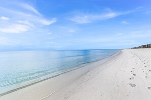 På stranden