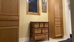Interior - Crew House Sleeps 8 With On Site Parking (Thunder Bay)