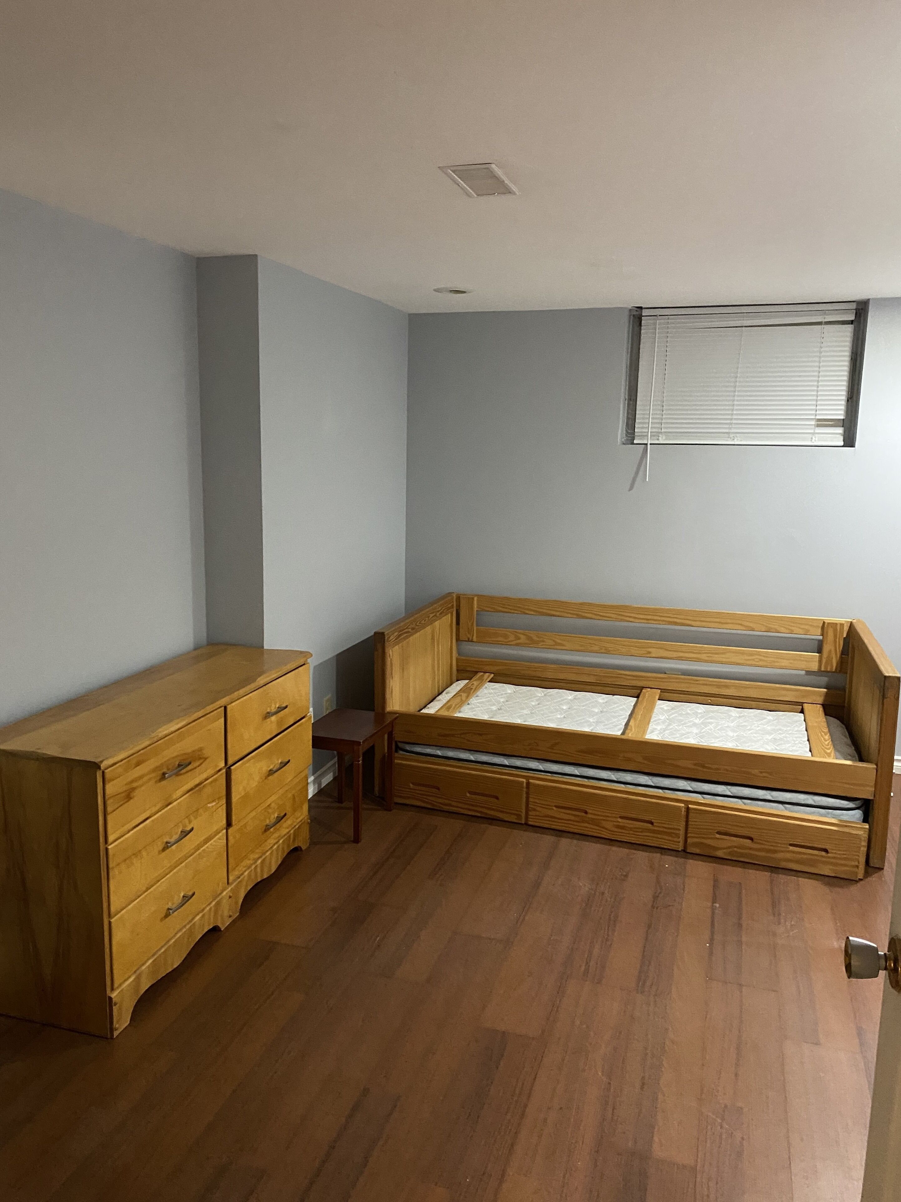 Crew House Sleeps 8 With On Site Parking