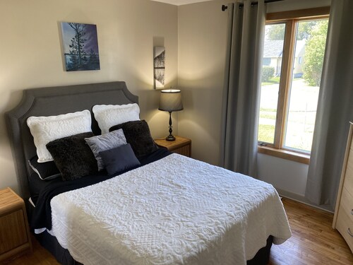 Crew House Sleeps 8 With On Site Parking