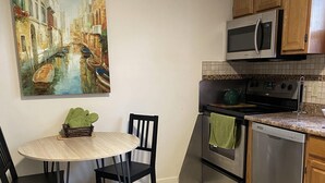 Private kitchen - Crew House Sleeps 8 With On Site Parking (Thunder Bay)
