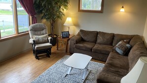 Living area - Crew House Sleeps 8 With On Site Parking (Thunder Bay)