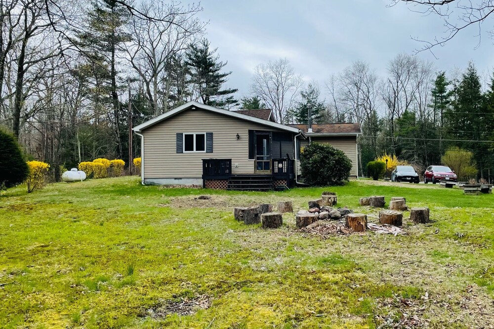 Cozy home near Woodstock/Saugerties. Pets welcome!