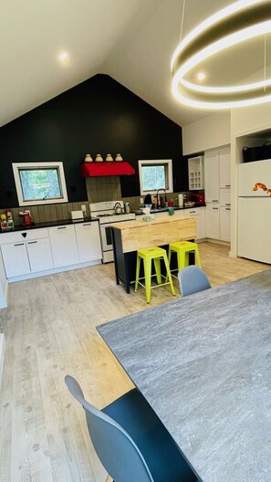 Réfrigérateur, micro-ondes, four, plaque de cuisson