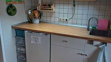 Kühlschrank, Herdplatte, Wasserkocher mit Kaffee-/Teezubehör