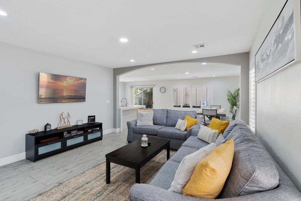 Cheerful 5-Bedroom Home with hot tub