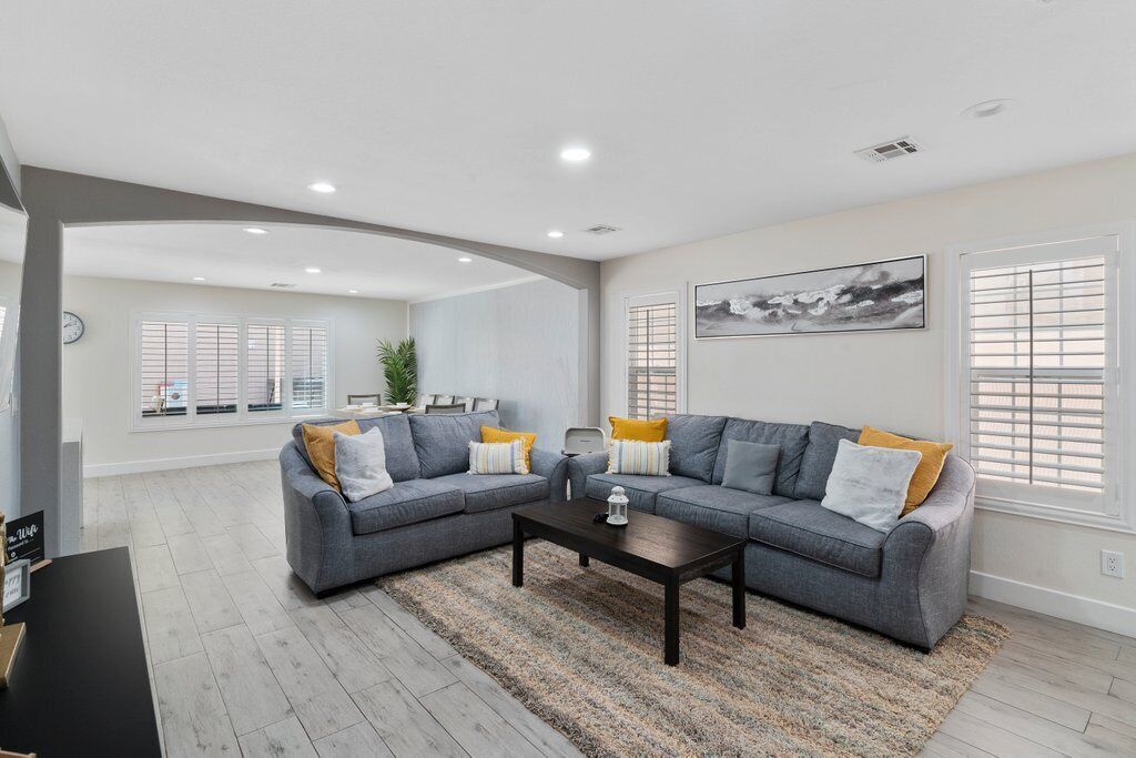 Cheerful 5-Bedroom Home with hot tub