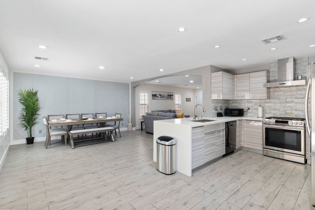 Cheerful 5-Bedroom Home with hot tub