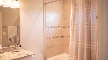 Ensemble douche/baignoire, serviettes fournies, savon, shampoing