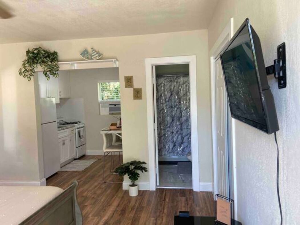 Apt 2 Comfortable and cozy, 5 min from beach