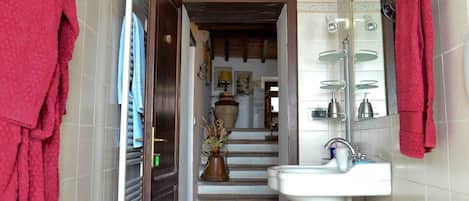 Dusche, Bidet, HandtĂŒcher, Toilettenpapier