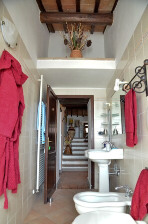 Dusche, Bidet, Handtücher, Toilettenpapier