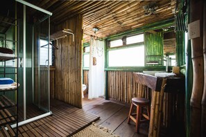 Klassiek huisje | Badkamer | Een douche, handdoeken