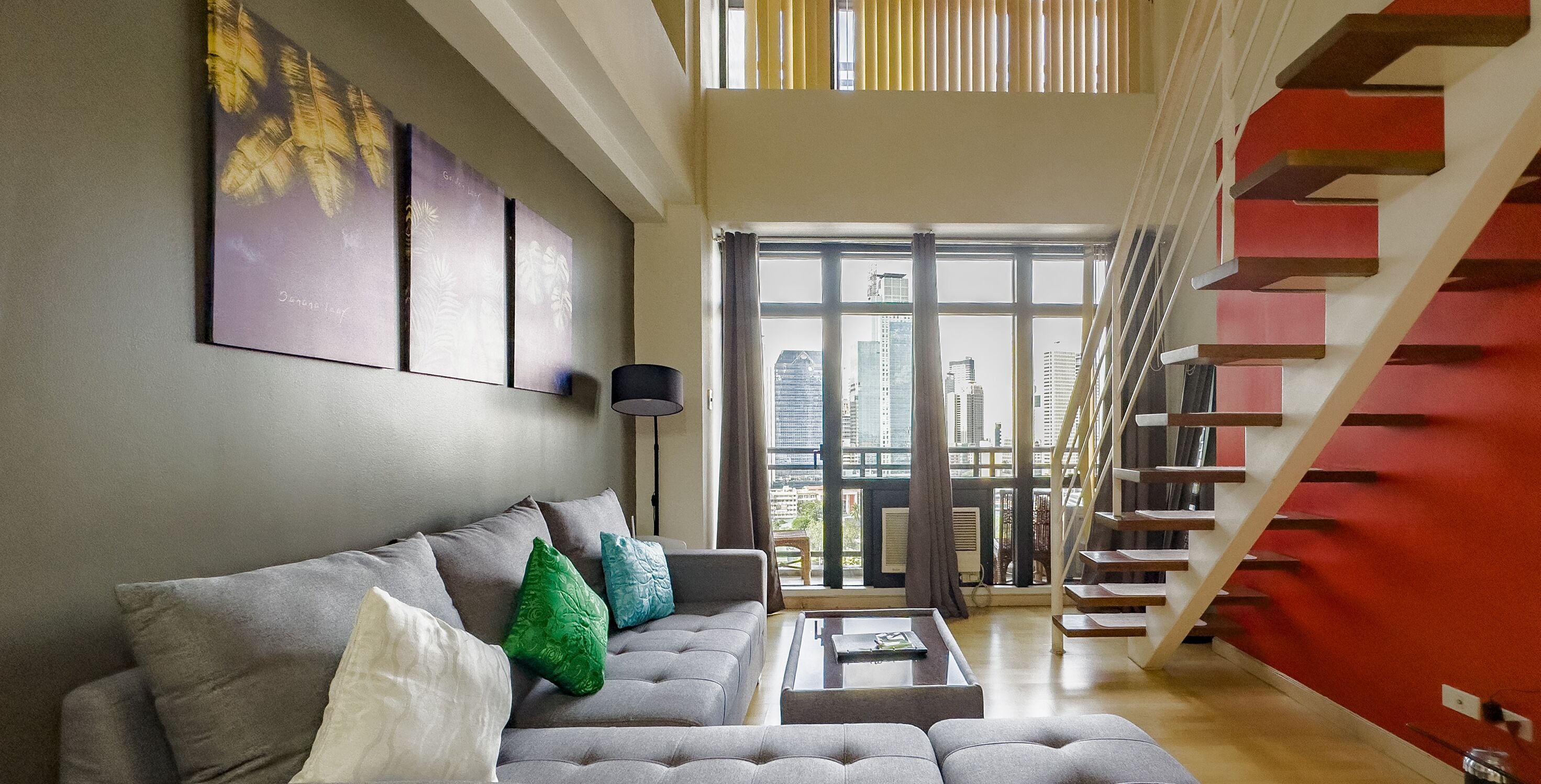 Loftsrom – superior, 1 soverom, balkong, byutsikt | Oppholdsområde | En 50-tommers smart-TV med digitale kanaler samt TV og peis