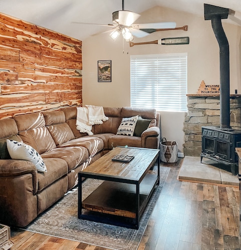 New! Terrys Treehouse | Dog Friendly | Cozy Cabin