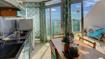 Kühlschrank, Mikrowelle, Herdplatte, Wasserkocher mit Kaffee-/Teezubehör