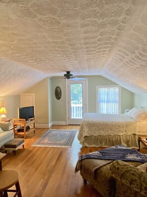 5 soverom, skrivebord, strykejern/-brett og reiseseng for barn