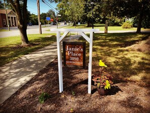 Property grounds - In the Village Of Powhatan- walking distance to owners restaurant (Powhatan)