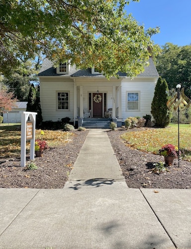 In the Village Of Powhatan- walking distance to owners restaurant