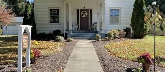 In the Village Of Powhatan- walking distance to owners restaurant