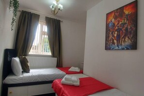 2 bedrooms, desk, iron/ironing board, free WiFi - Coventry 59 Michaelmas Spacious Pet Friendly 2 Bedroom House (Coventry)