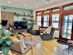 Smart TV, video games, foosball, table tennis - Find Your Bliss at this Private and Captivating Lakeside Retreat (Manchester)