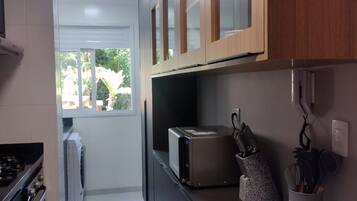 Apartamento conforto | Cozinha privada | Geladeira grande, micro-ondas, fogão, cooktop