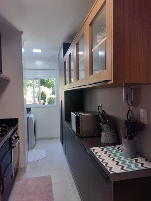 Comfort appartement | Privékeuken | Een koelkast/vriezer, een magnetron, een oven, een kookplaat
