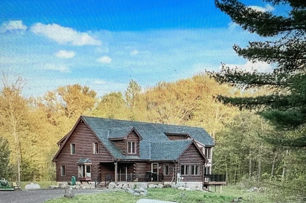 6000 sqft Log Cabin - Nestled on 53 acres -ski out access. 10 min from the lake!