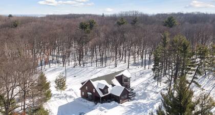 6000 sqft Log Cabin - Nestled on 53 acres -ski out access. 10 min from the lake!