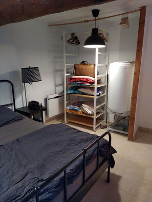 2 chambres, fer et planche à repasser, Wi-Fi gratuit, draps fournis