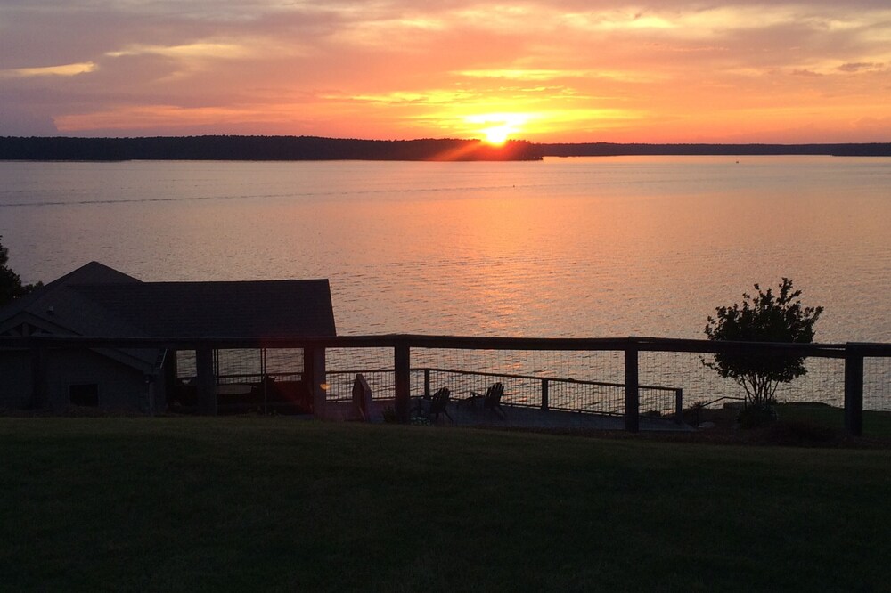 Cozy Lakefront Log cabin with miles of view plus small beach!