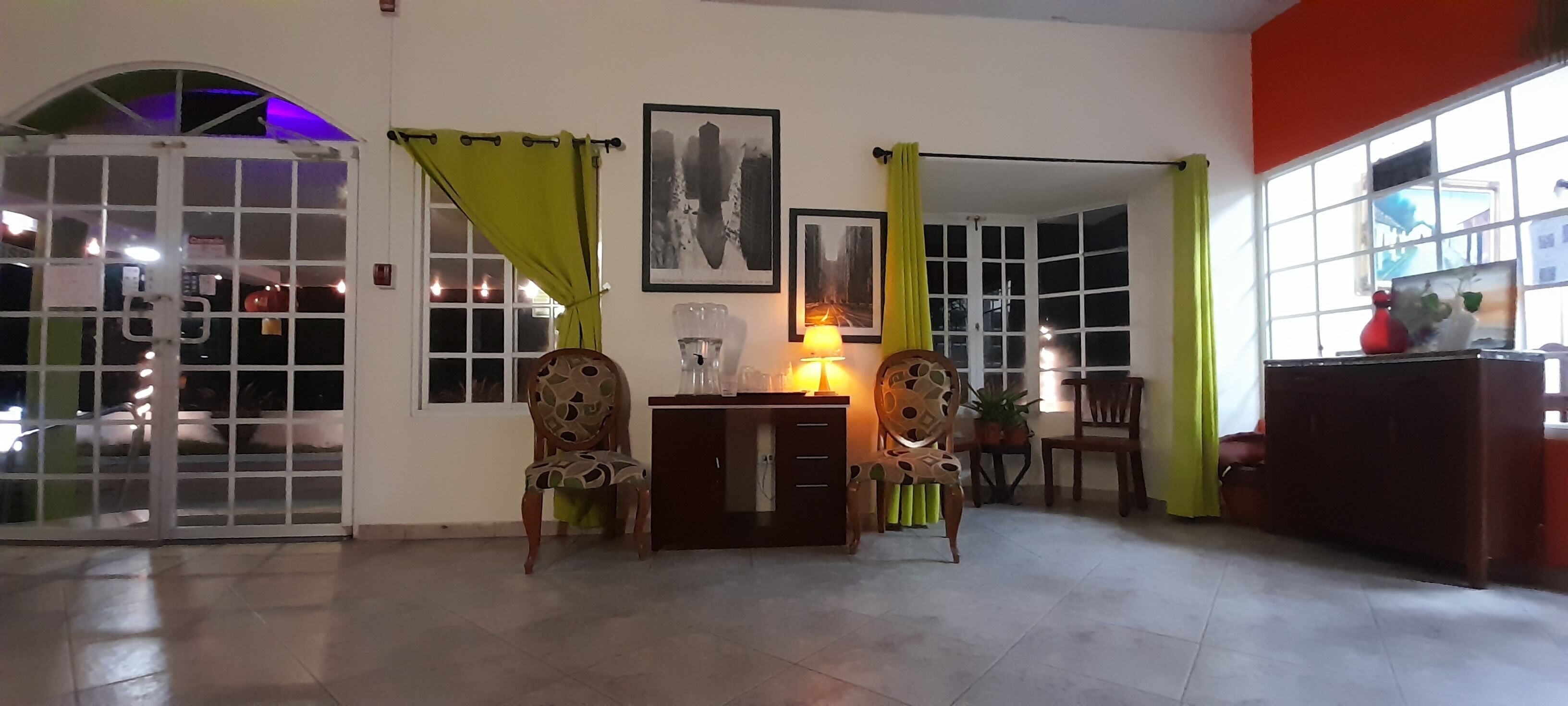 Mi Casa Asi de Grande