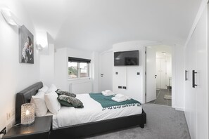 3 bedrooms, iron/ironing board, travel cot, free WiFi - | Luxury Duplex Penthouse in the Heart of London | (London)