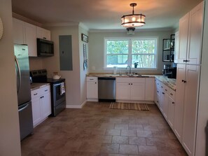 Jääkaappi, mikroaaltouuni, uuni, liesi