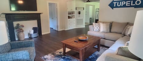 Smart-TV, bøker og stereoanlegg