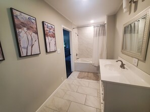 Ducha y bañera combinadas, bañera de hidromasaje y secador de pelo