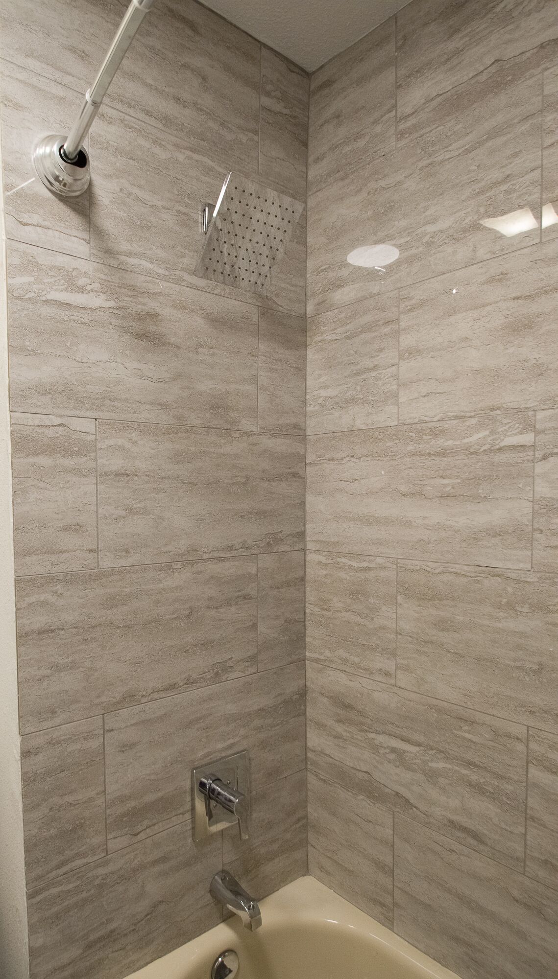 Cozy, Comfy 4 bedroom (sleeps 9), Kitchen, Dining, bathroom, parking